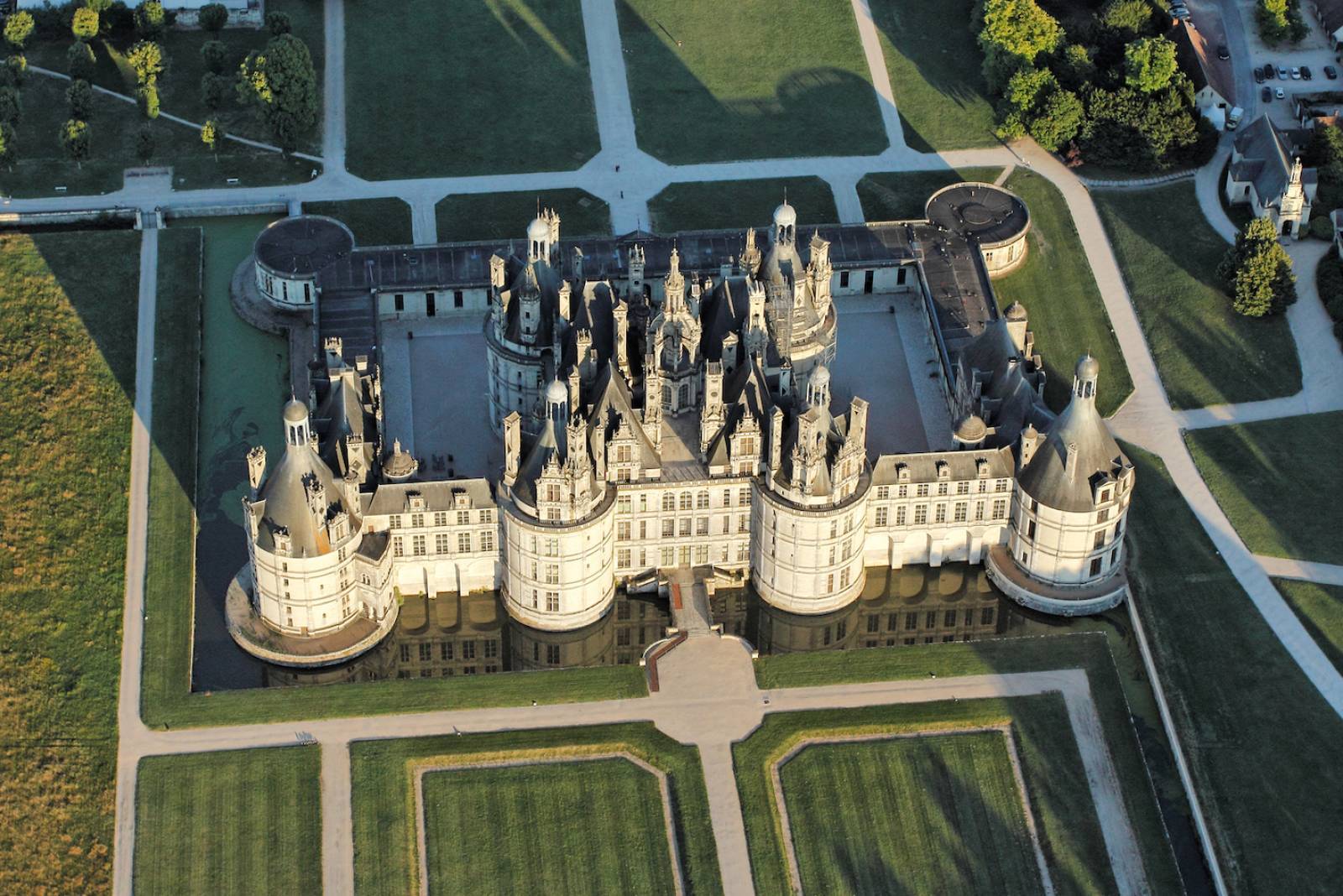 Full Day Castles Visit & Wine Tasting from Blois: Chambord & Chenonceaux