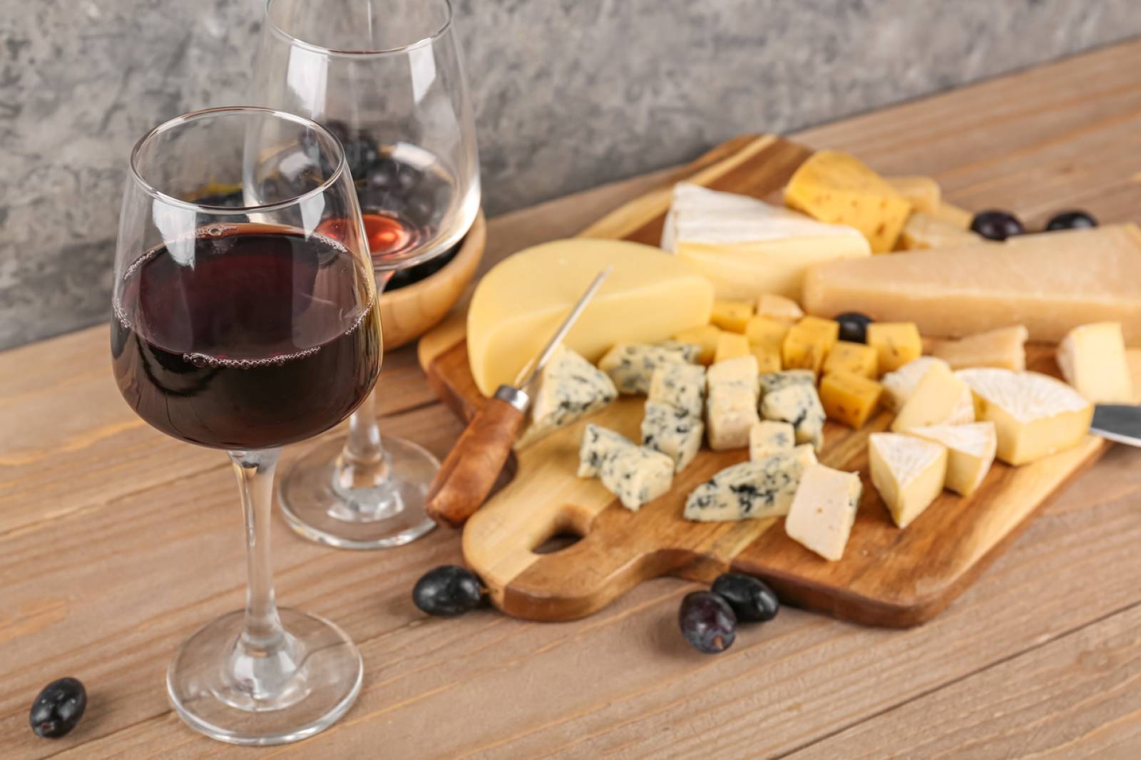 Food Tour & Cheese Workshop on Île-Saint-Louis