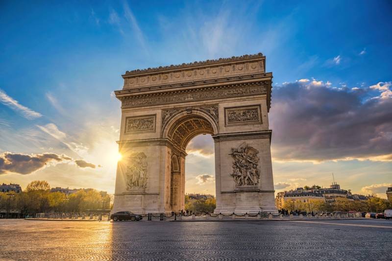 Private VIP Breakfast On The Arc de Triomphe With Guided Tour