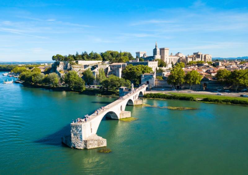 Avignon bridge and Rhone River during a Avignon & Châteauneuf du Pape Full Day Private Tour