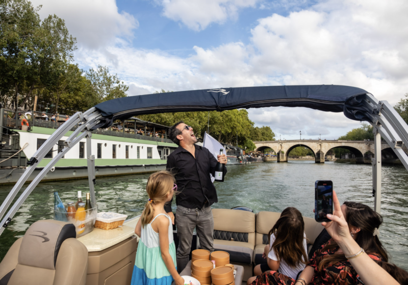 Seine River Cruise for Families & Kids with Private Photographer