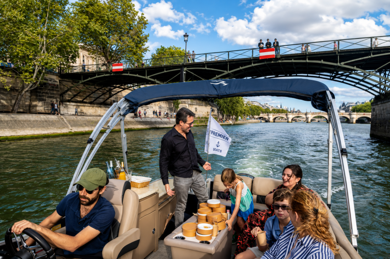 Family Seine Cruise with a Photographer