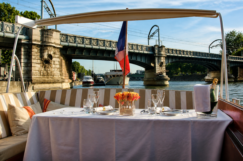 Guided Seine Cruise with Champagne Brunch