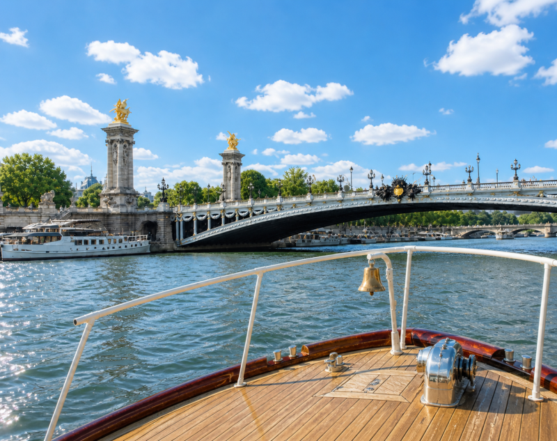 Guided Seine Cruise with Champagne Brunch