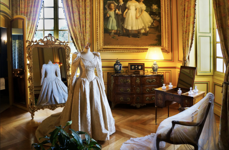 Interior of Cheverny Castle Pierre Andre Leclercq (wikimedia commons)