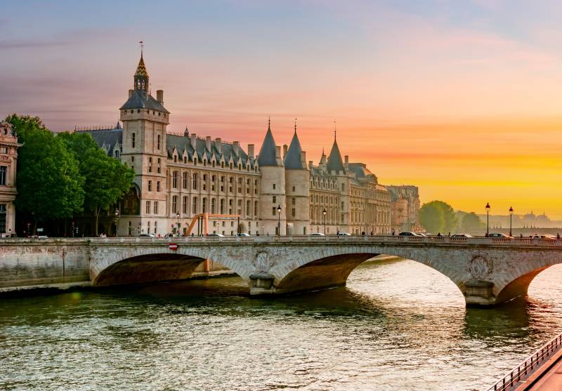 Ile de la Cité: Sainte Chapelle, Conciergerie, Notre Dame Private Guided Tour
