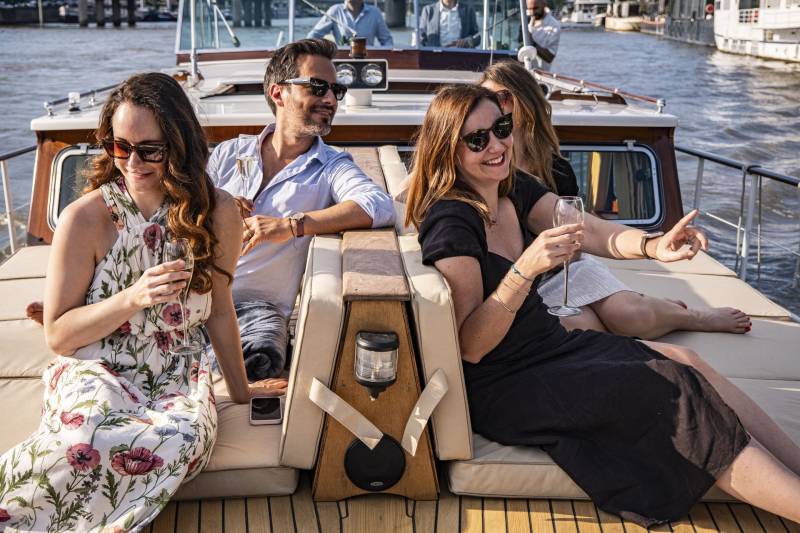 Private Luxury Yacht Cruise On The Seine