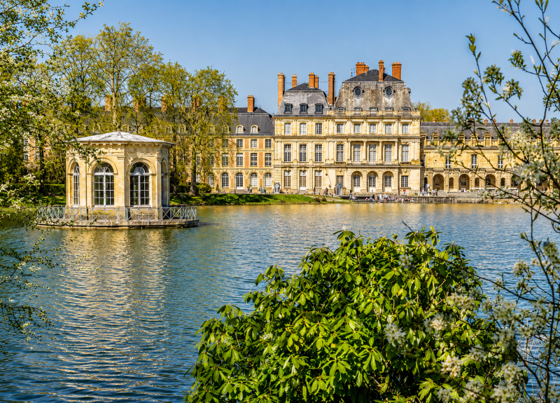 Fontainebleau Castle & Gardens Private Tour from Paris