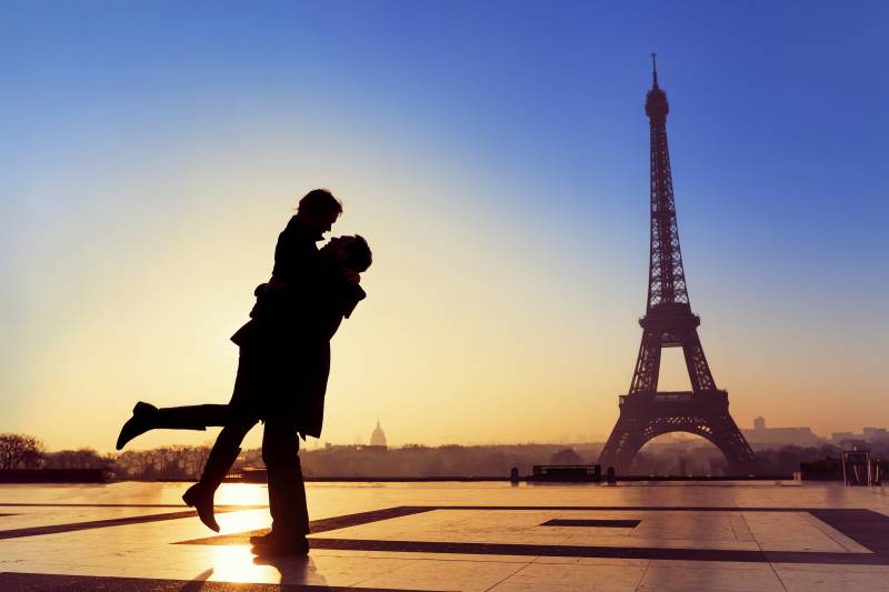 couple in front of the eiffel tower for a Paris Neighborhood Private Photoshoot