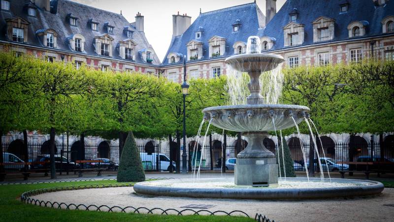 Water Fountain in Place des Vosges, a stop during the private guided walking tour by Deluxe France