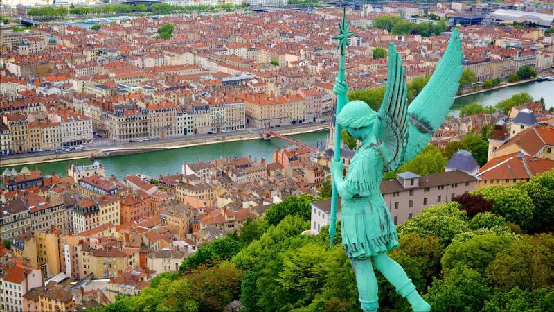 EXCLUSIVE TOURS & EXPERIENCES IN & FROM LYON
