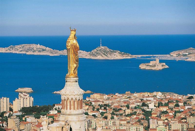 From Aix en Provence: Marseille & Cassis Full Day Private Sightseeing Tour