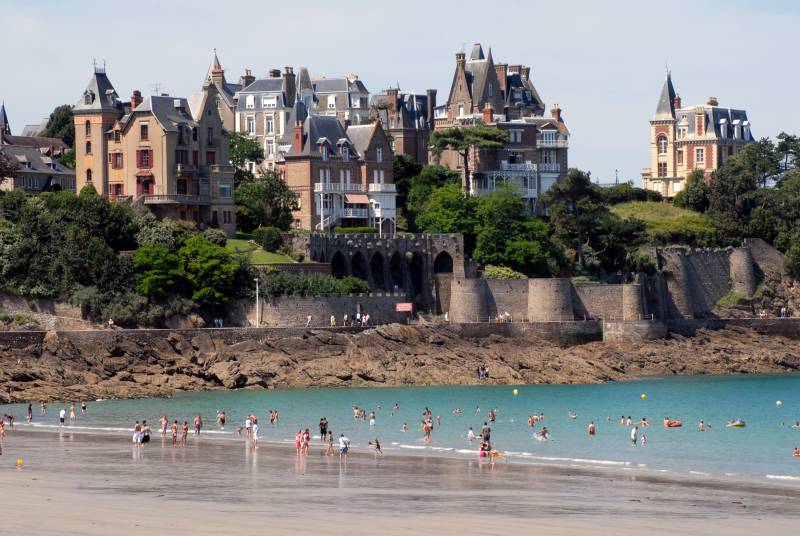 Plage L'Ecluse in Dinard and elegant Mansions of Dinard