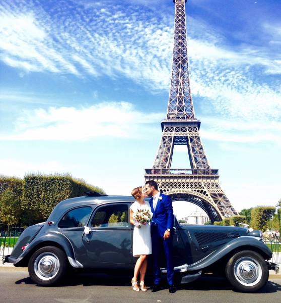 Paris Vintage Citroen in Front of Eiffel Tower with a couple Car Private Tour
