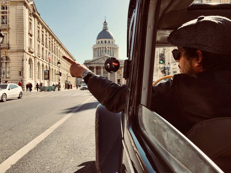 Guide of the Vintage Citroen Car Private Tour