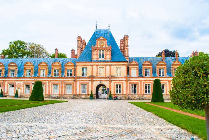 Fontainebleau Castle and Gardens Private Guided Tour with Timed Tickets
