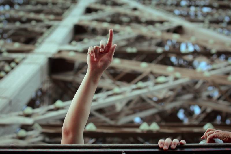 Hand showing something on the Eiffel Tower, private guided tour with tiled entry tickets by Deluxe France