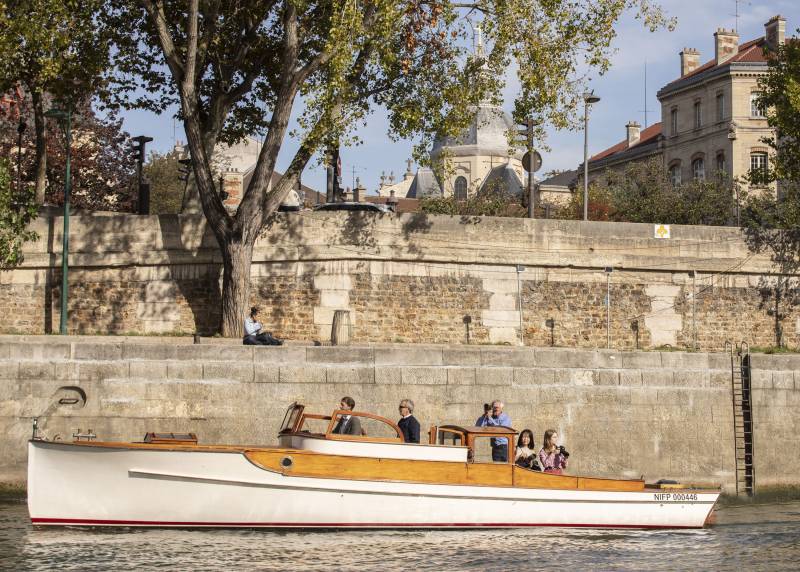 Paris Seine River Luxury Private Cruise