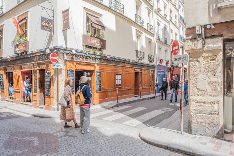 Tourists during a walking Tour in Paris with a private guided of Deluxe France