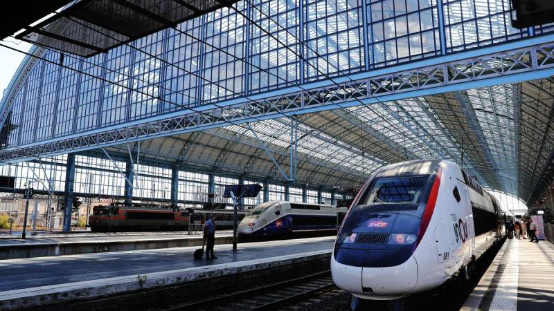 High Speed Train in a Train Station for a Meet & Greet Service in Paris 