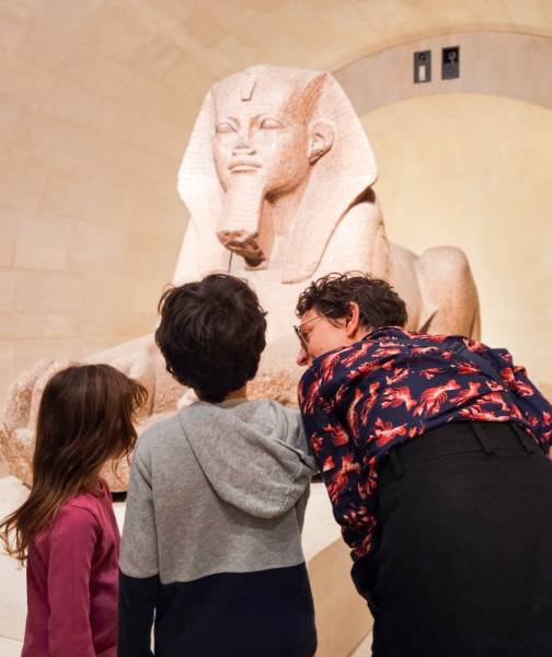 Guide explaining children about the Egyptian monuments