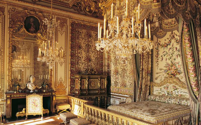 Kings & Queen's appartements in Versailles Palace. With Deluxe France your guide can take you to places that are normally closed to the public! ask us for more information! Deluxe France