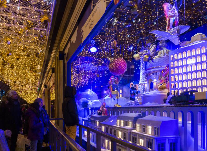 Paris Christmas Illumination Walking Tour