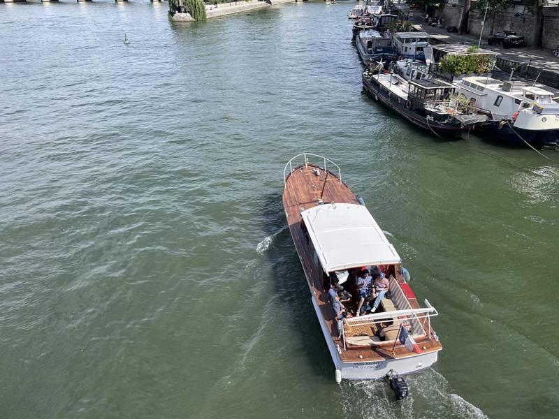 Guided Seine Cruise with Champagne Brunch