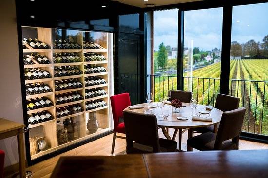 Restaurant table with view to the vineyards. 