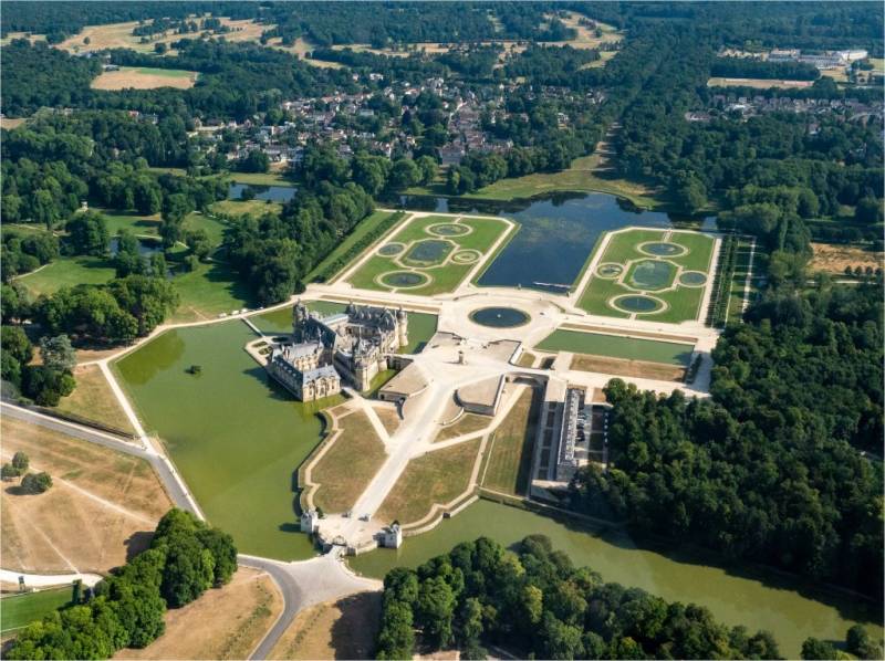 Chantilly Castle and Gardens Private Guided Tour with Timed Tickets
