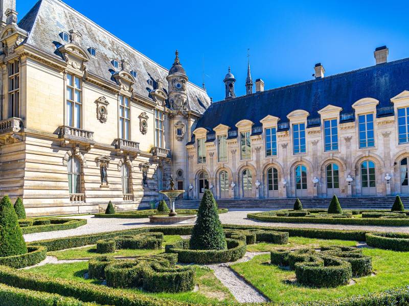 Chantilly Castle and Gardens Private Guided Tour with Timed Tickets