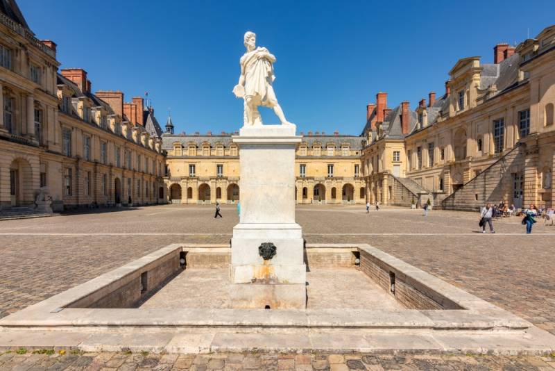 Fontainebleau Castle & Gardens Private Tour from Paris