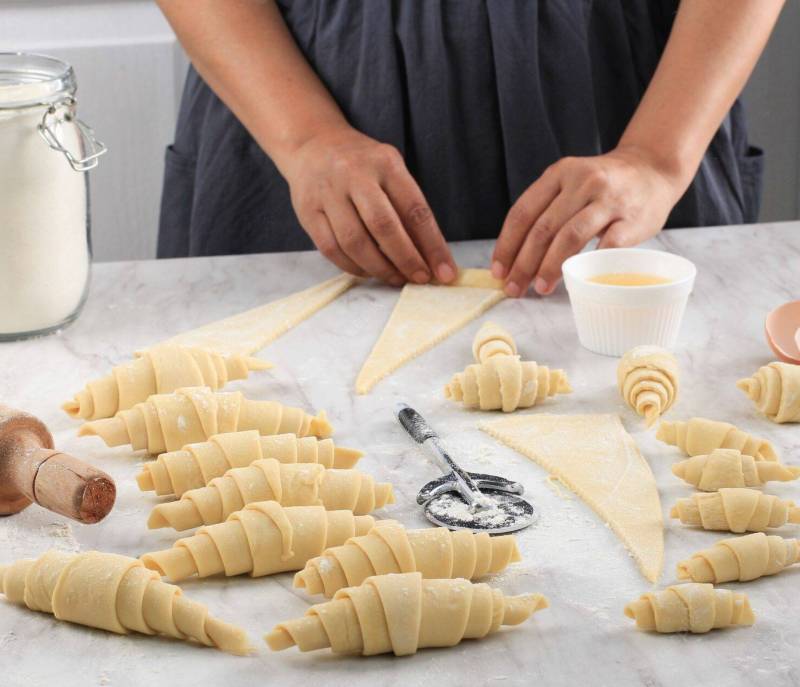 Person preparing croissants before putting on the oven Book your this workshop with Deluxe France
