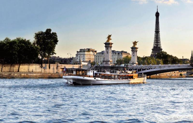 Seine river and Eiffel Tower view