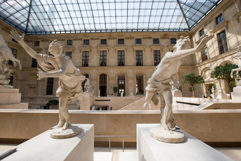 VIP Louvre Museum Tour with a Curator