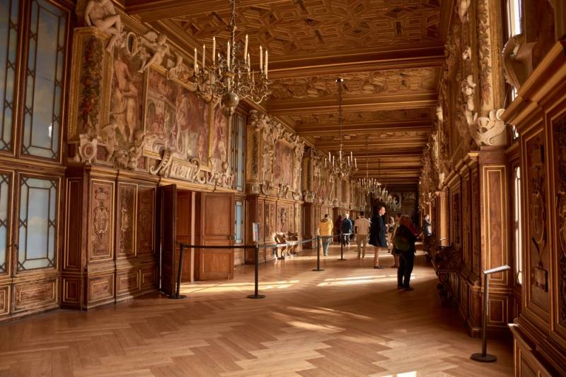 Fontainebleau Castle & Gardens Private Tour from Paris