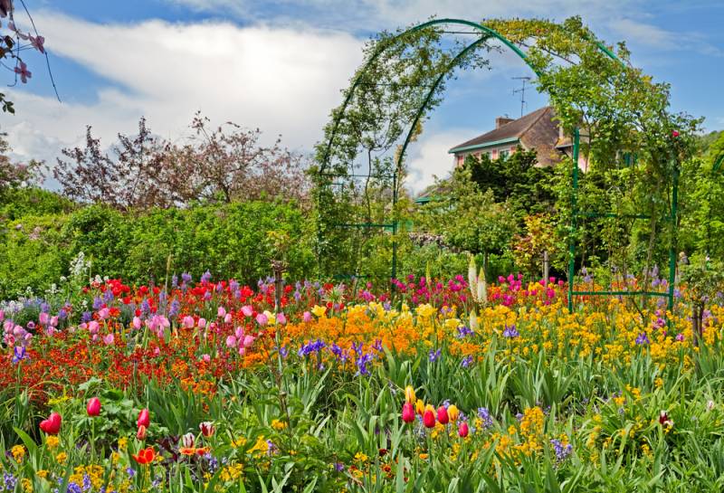 Transfer To Normandy with Stop en Route at Monet's Gardens in Giverny