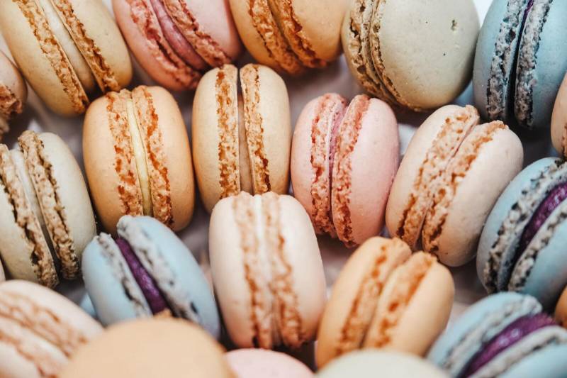 pastel color macarons workshop by Deluxe France