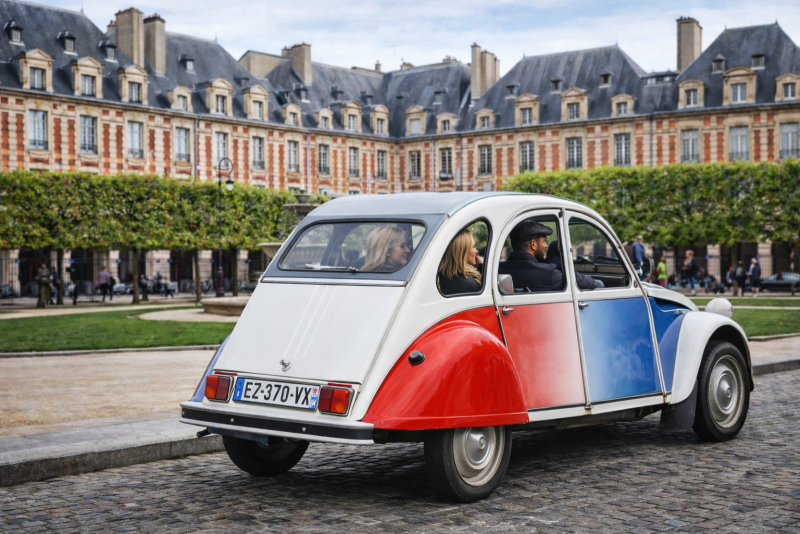 2CV car in Le Marais