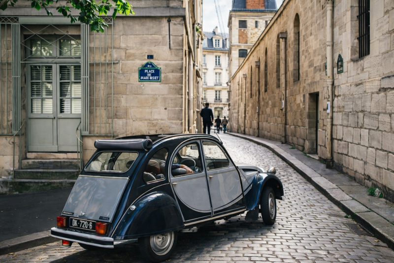 2CV in the parisian streets
