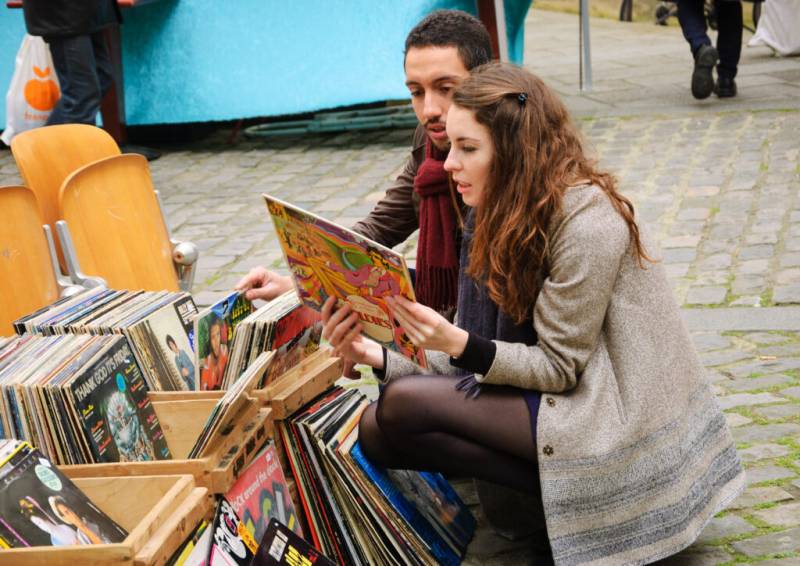 couple looking at findings at the Saint Ouen Market Tour by Deluxe France