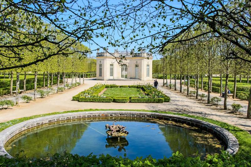 Versailles Tour in a Vintage Sidecar
