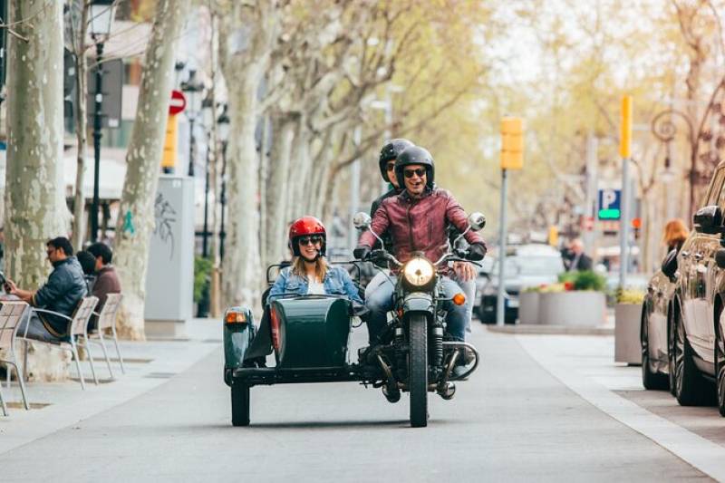 Tourist and driver at a Paris Vintage Sidecar Private Tour with Deluxe France