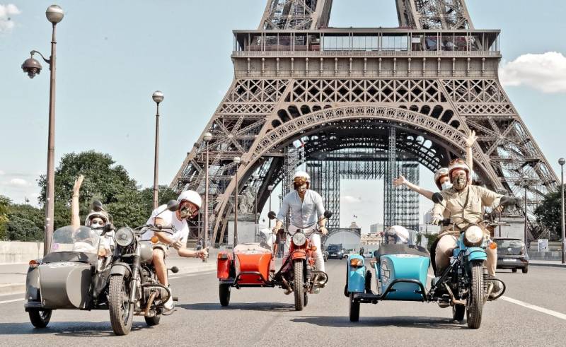 Sidecar retro tours in Paris with Deluxe France in front of the Eiffel Tower